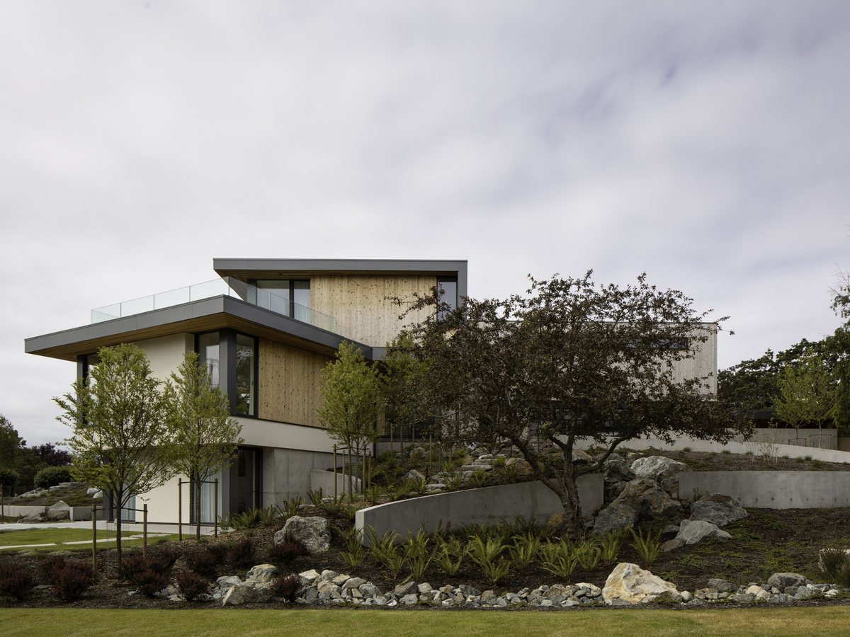 Coastal residence with garden